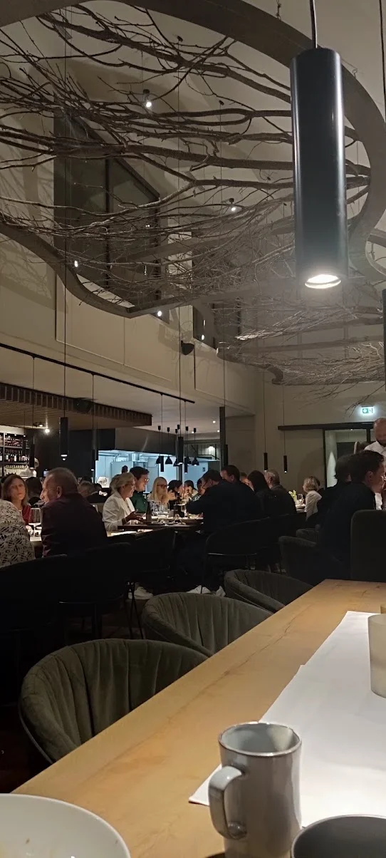Gäste beim Dinner unter der Deckengestaltung des Eichenlofts