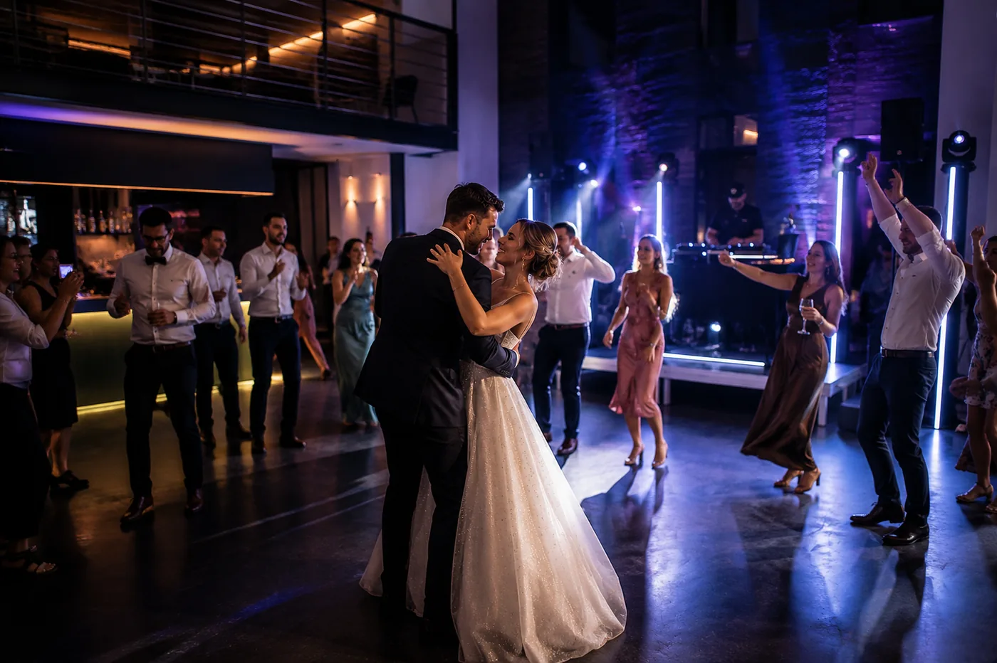 Brautpaar beim Hochzeitstanz im Eichenloft, ringsum klatschende Gäste, im Hintergrund das DJ-Pult