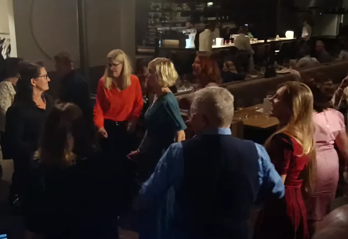 Tanzende Gäste bei einer Feier im Eichenloft