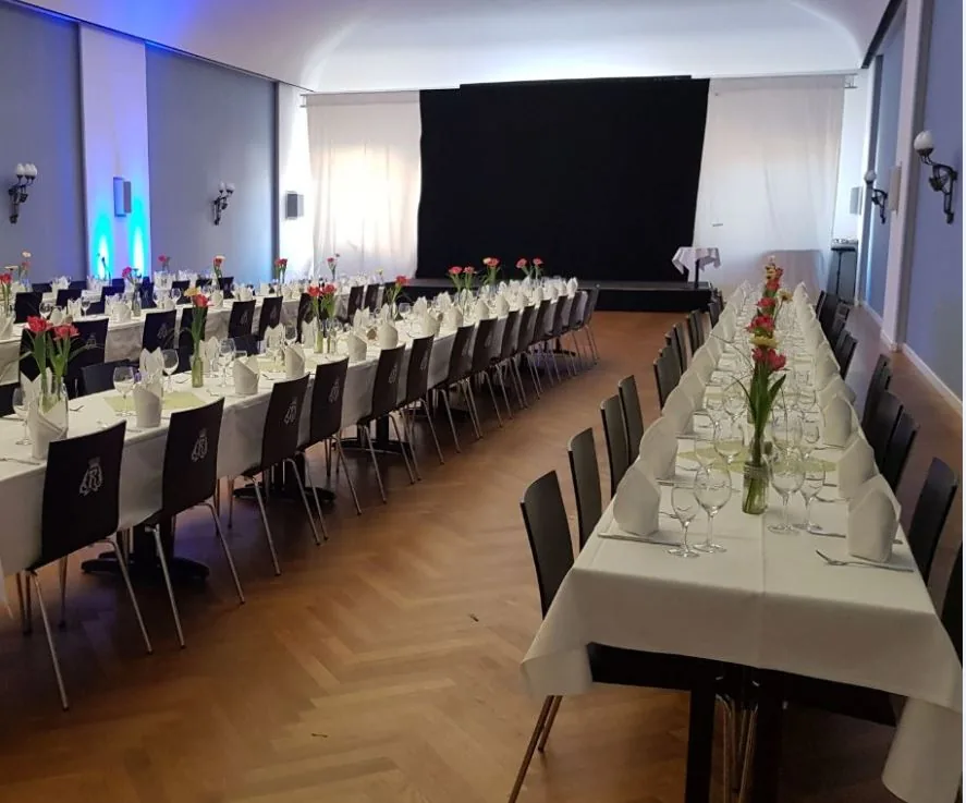 Festlich vorbereiteter Saal in der Rennbahn Neuburg
