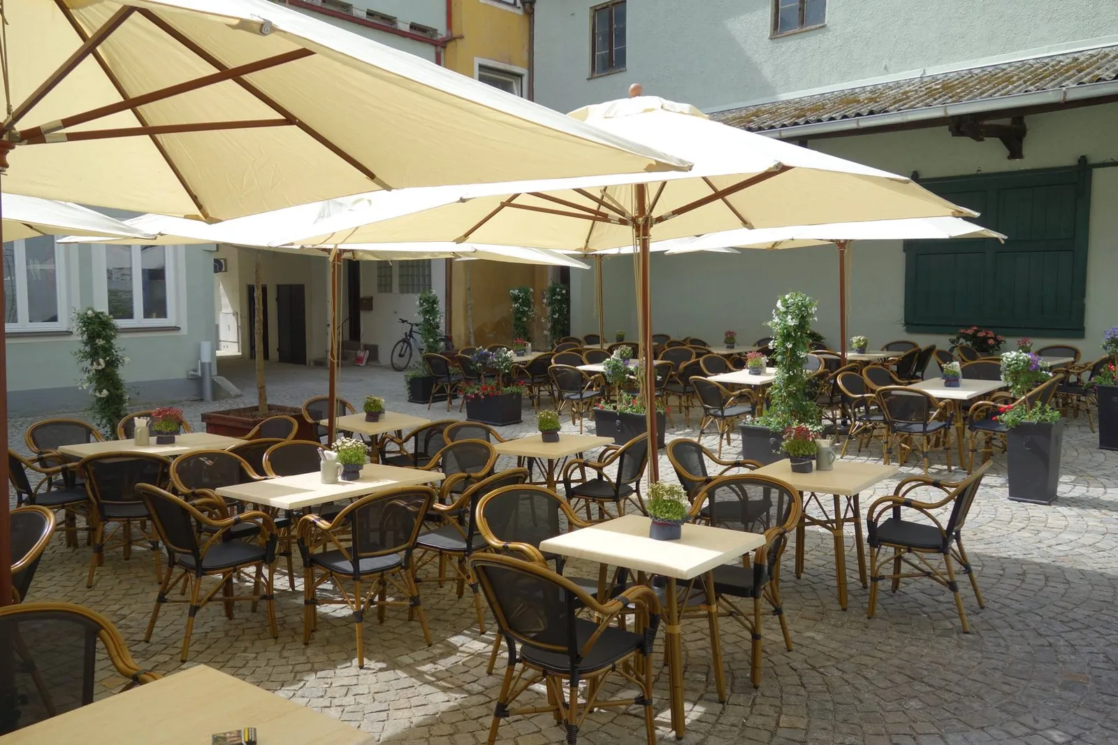 Innenhofbiergarten der Rennbahn Neuburg