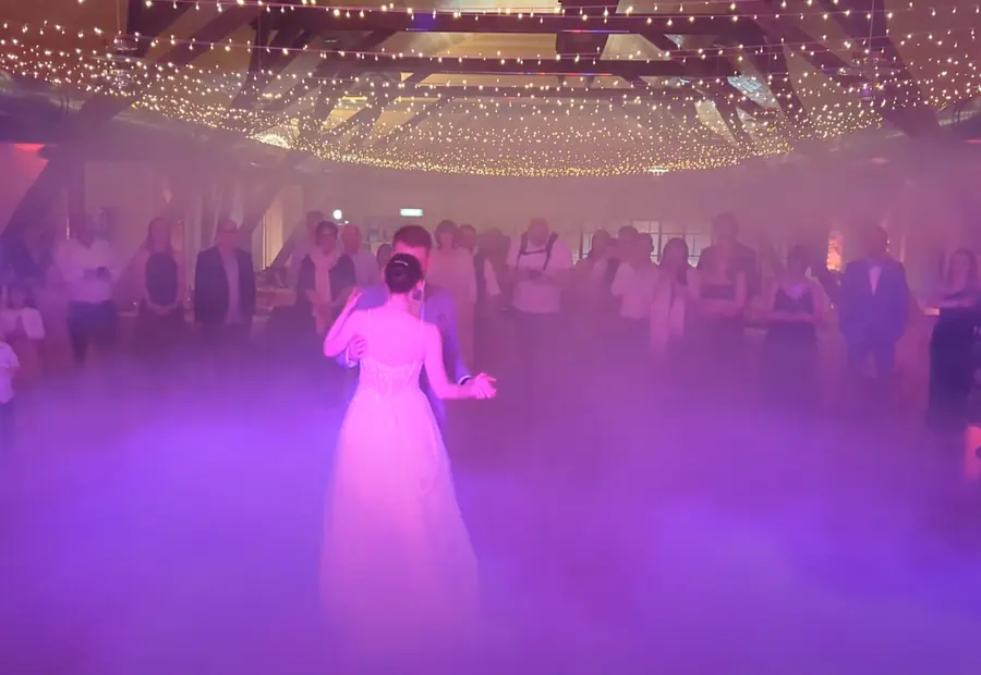 Bodennebel beim Hochzeitstanz mit Funkenfontänen in einer Eventlocation