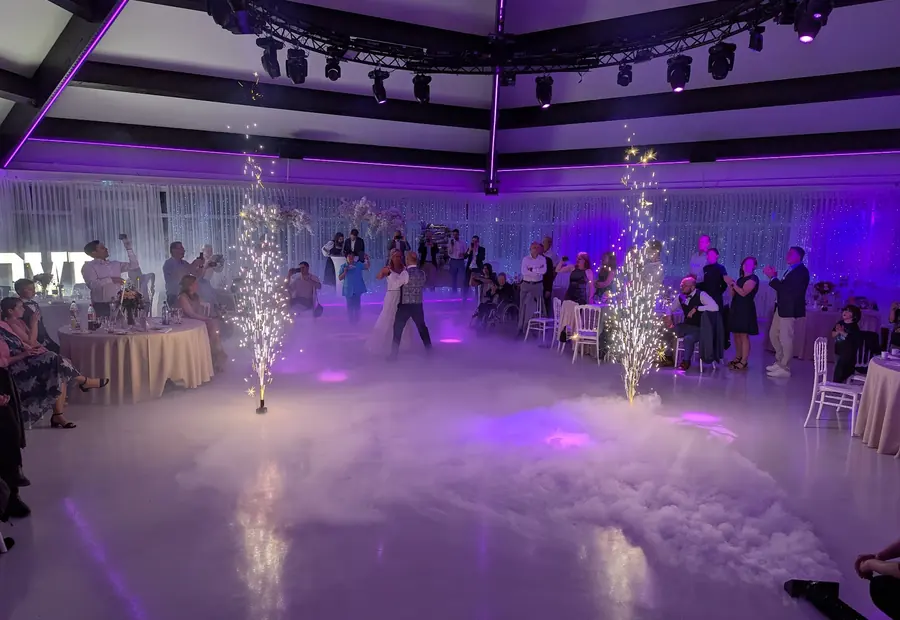 Eventlocation am Baggersee mit Licht, Ton, Bodennebel und Hochzeitsgästen