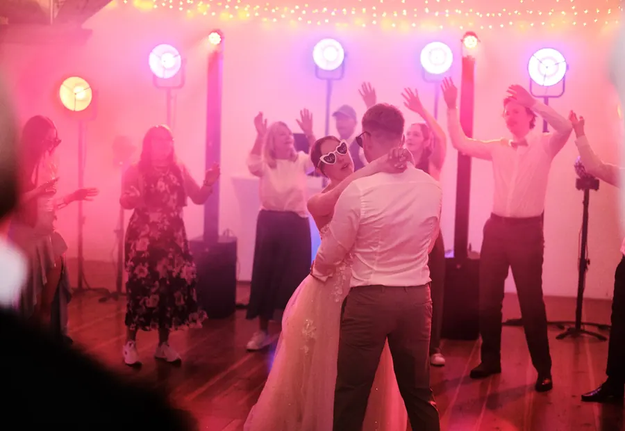 Hochzeitsparty 2026 mit Brautpaar, Gästen und DJ Licht