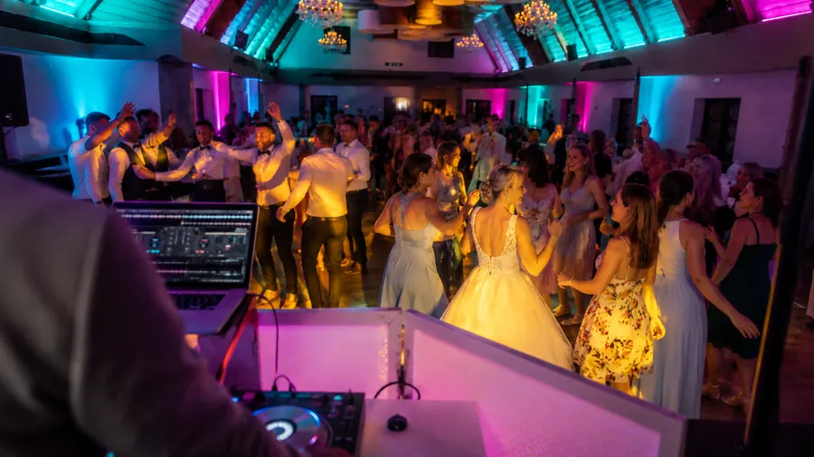 DJ Aufbau mit Lichttechnik bei einer Hochzeit
