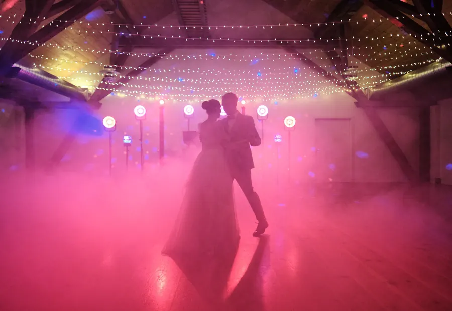 Hochzeitstanz mit Bodennebel und Retro Lichttechnik