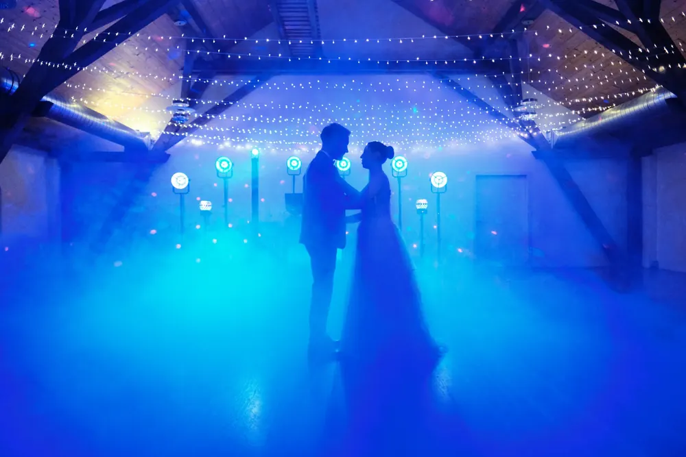 Hochzeitstanz mit blauem Licht und Bodennebel