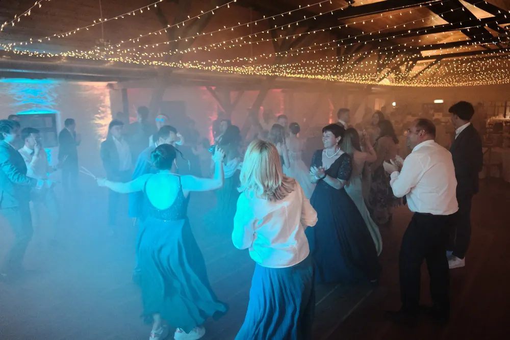 Hochzeitsgäste auf der Tanzfläche mit DJ Licht