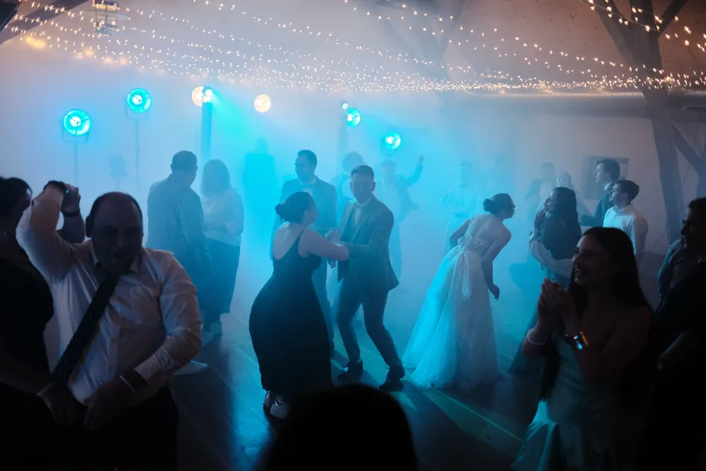 Party auf der Hochzeitstanzfläche mit Bodennebel