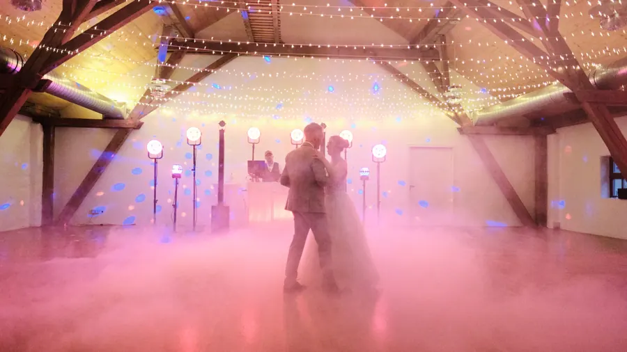 Hochzeitstanz mit Bodennebel und DJ Licht
