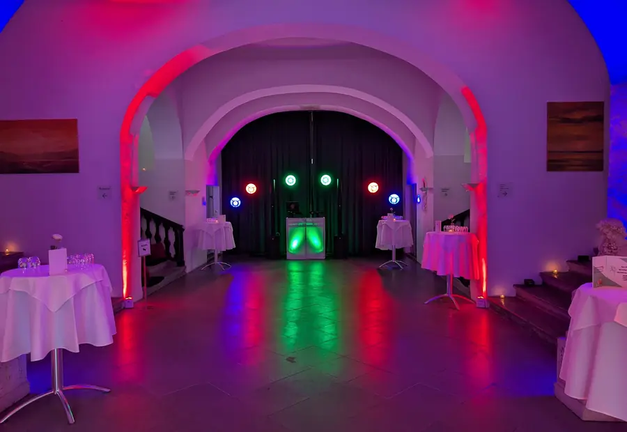 Retro-Lichtanlage mit farbiger LED Beleuchtung in einer Hochzeitslocation