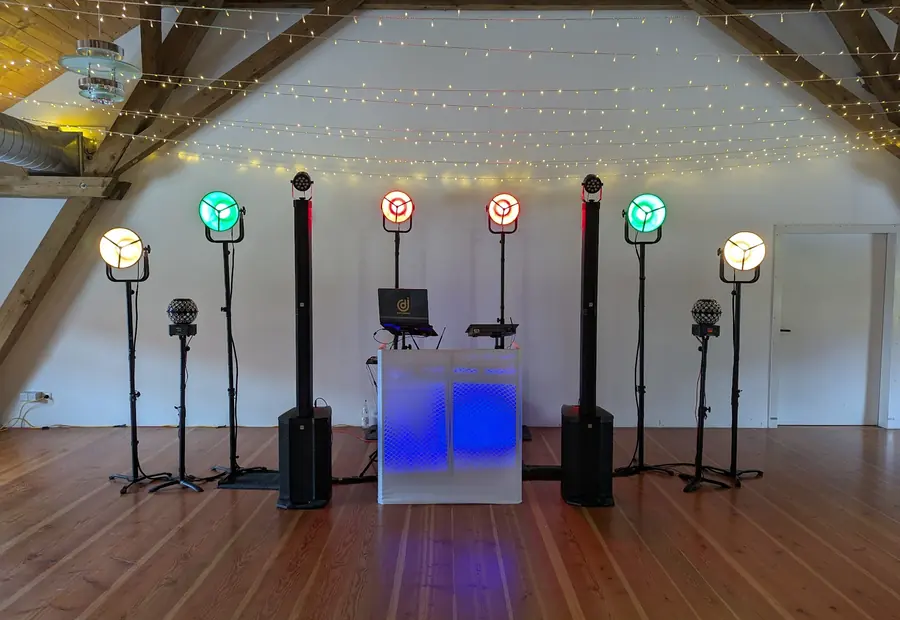 DJ Setup mit Retro-Lichttechnik und moderner LED für eine Hochzeit