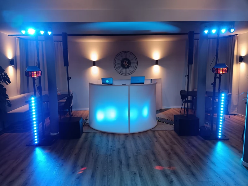 DJ Setup mit Lichttechnik in Eventlocation