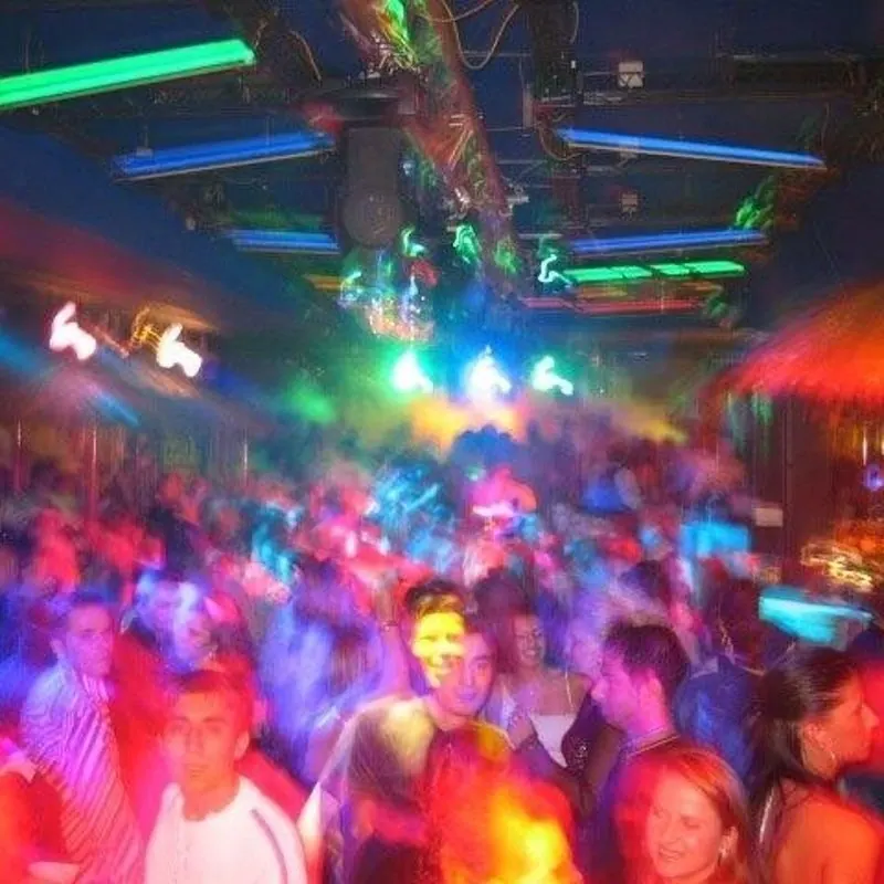 Party mit Radio Schwaben DJs und farbigem Licht