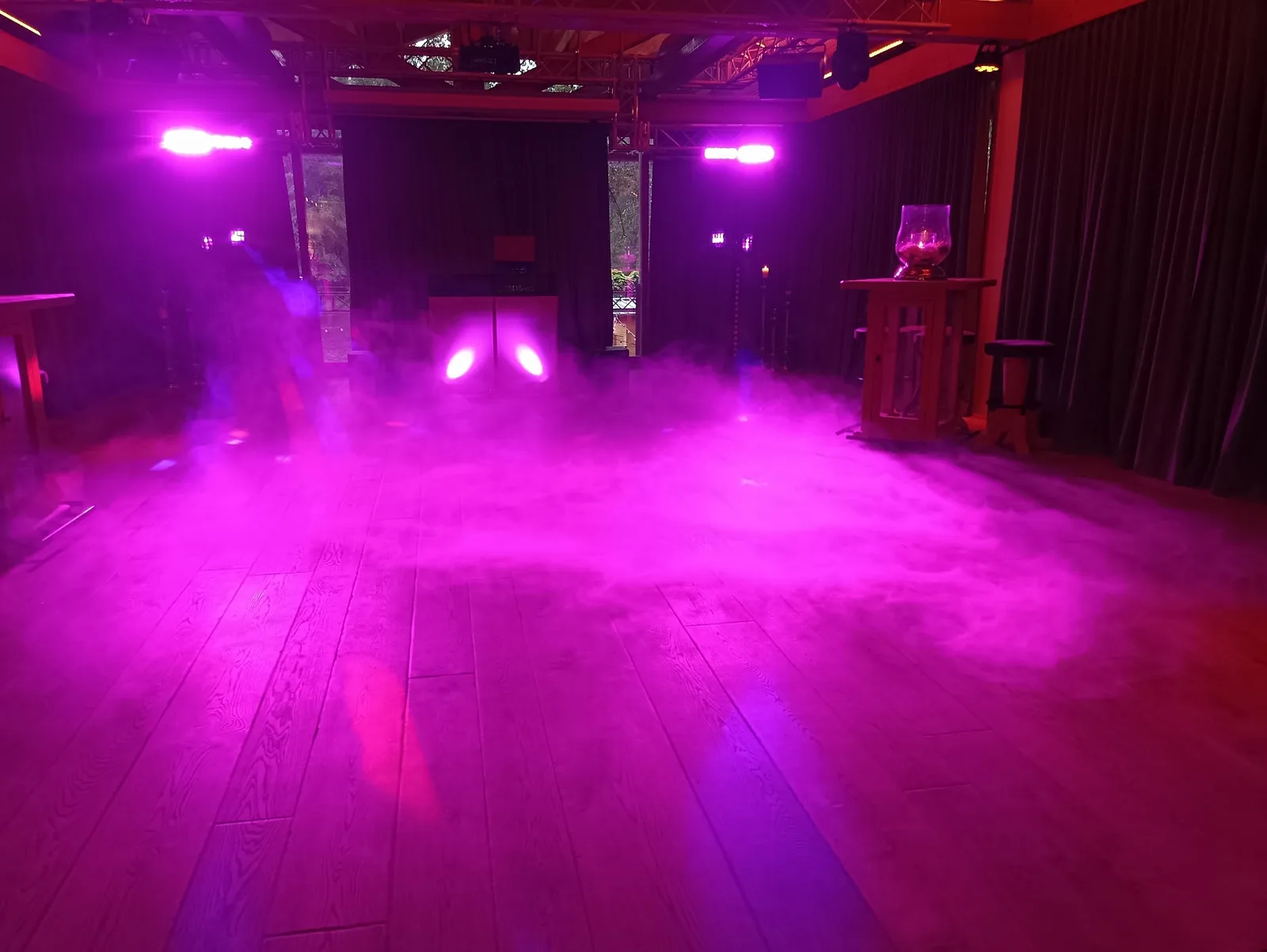 Bodennebel vor einem beleuchteten DJ-Setup