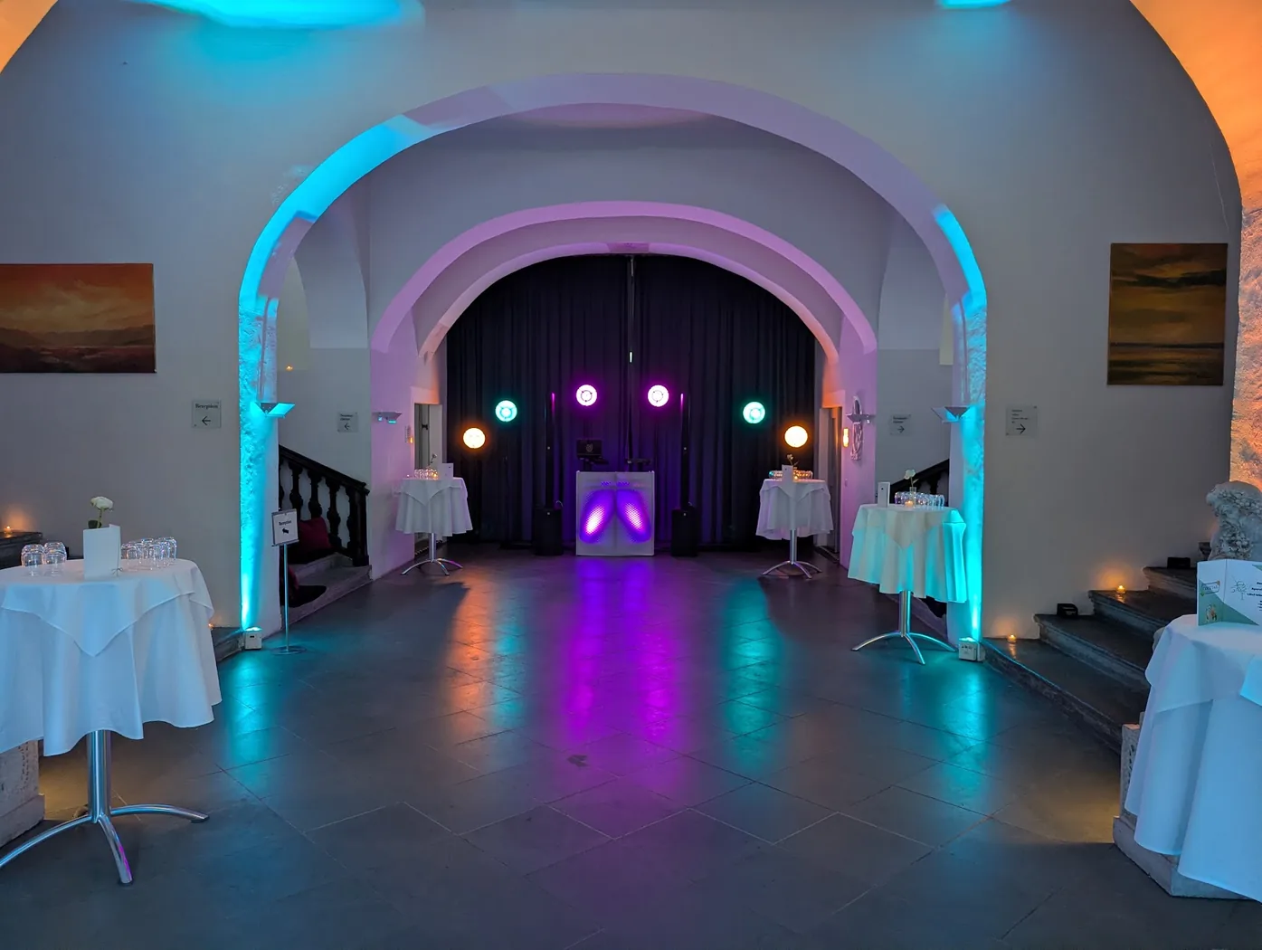 DJ-Aufbau mit Ambiente-Licht in einem historischen Festsaal