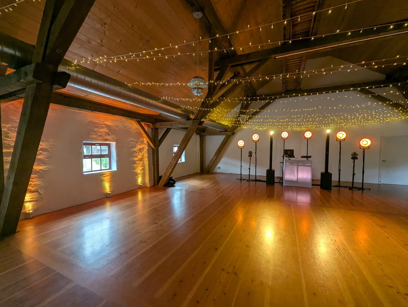 Erweiterter DJ-Aufbau mit Lichttechnik für eine große Tanzfläche
