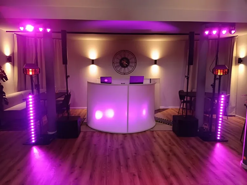 Moderner DJ-Aufbau mit Ton- und Lichttechnik für eine Hochzeit