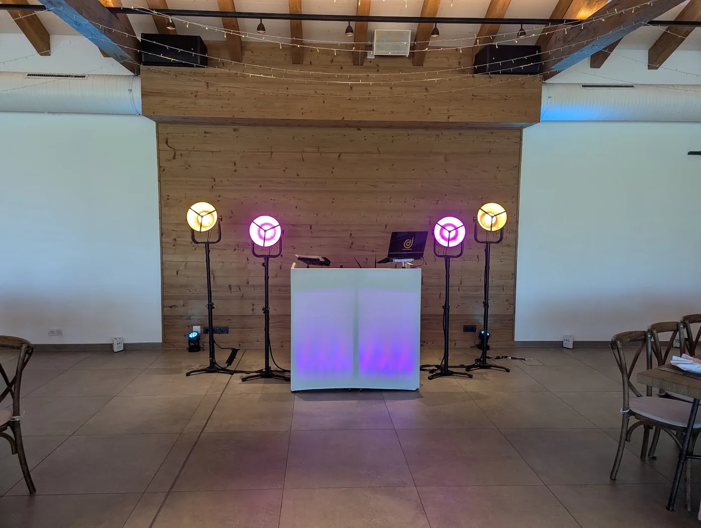 DJ-Setup mit Lichttechnik in einer rustikalen Hochzeitslocation