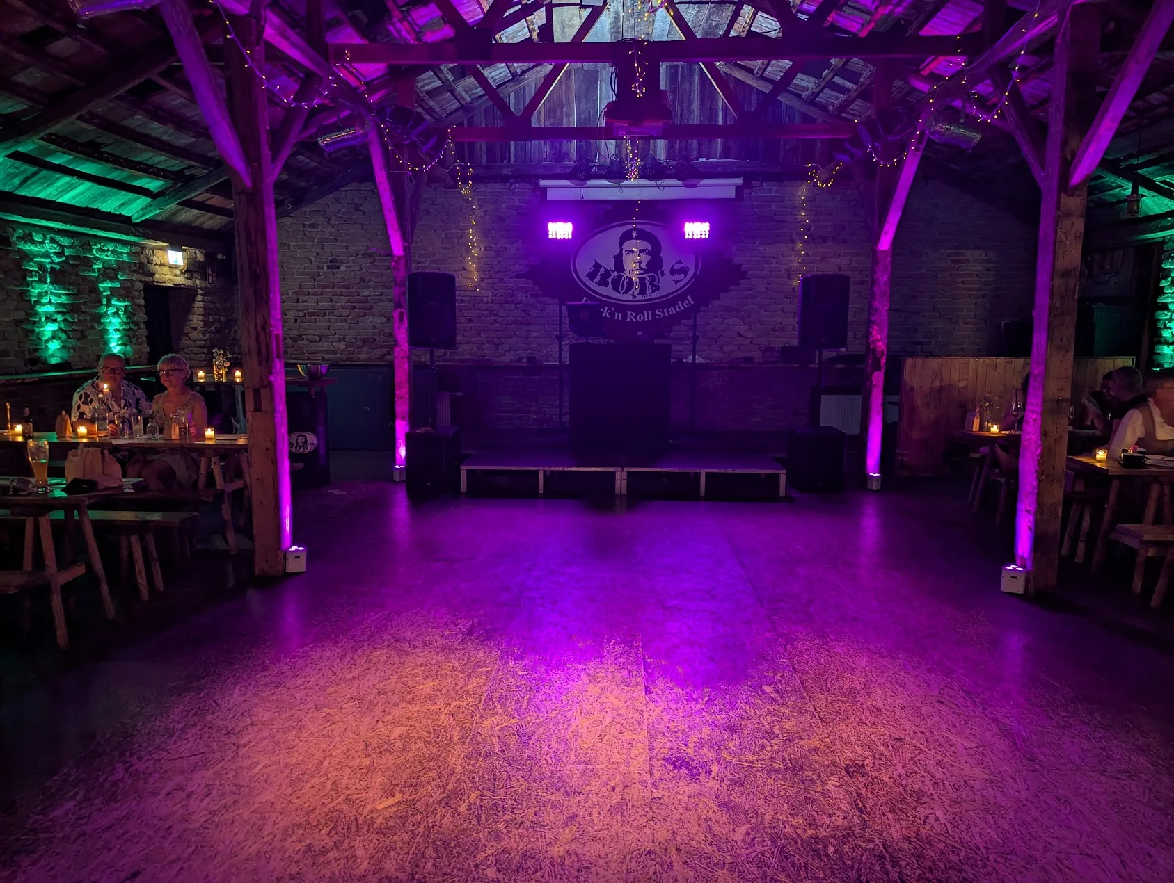 Flexibles Standard-Lichtsetup in einer rustikalen Eventlocation