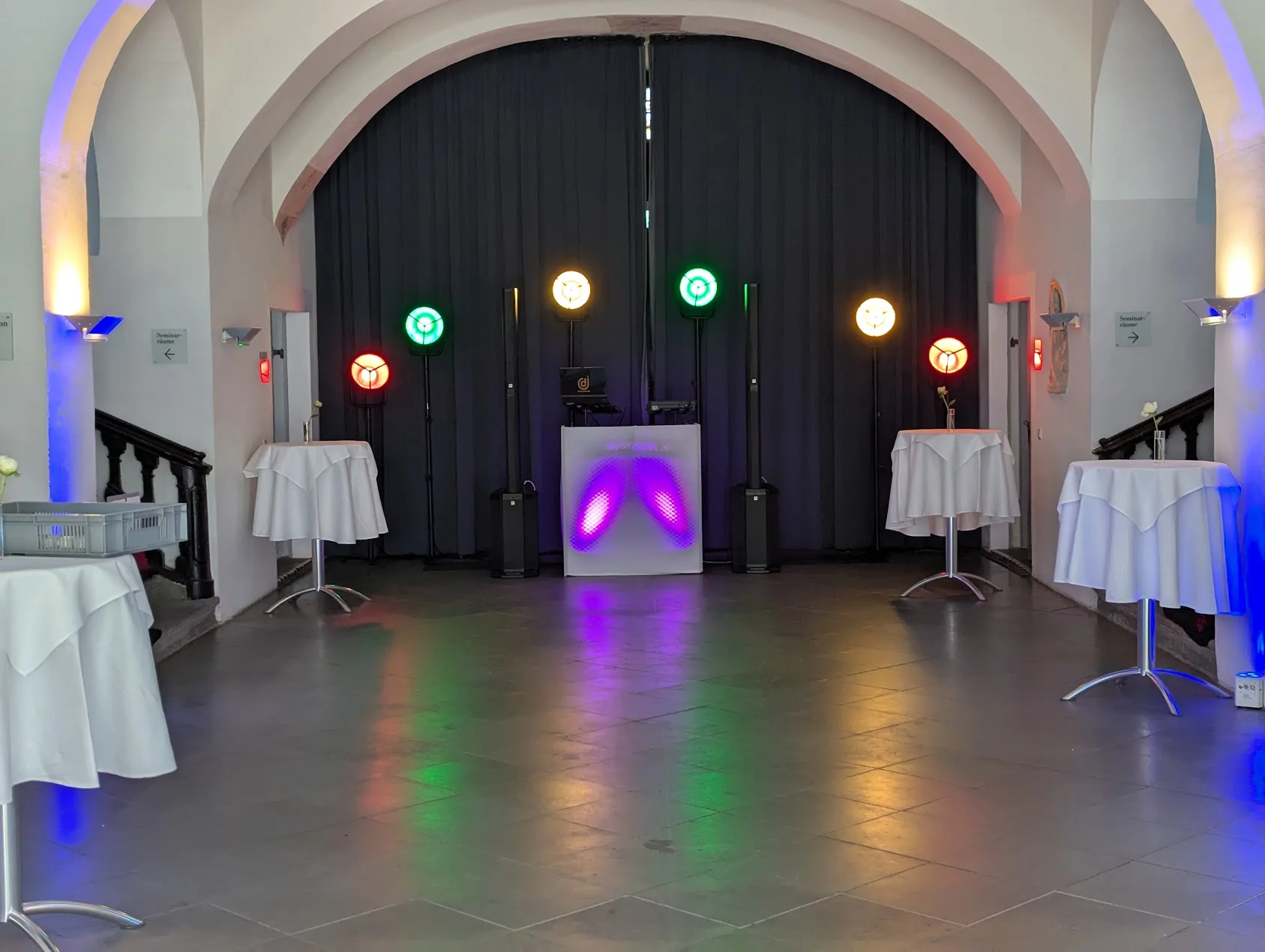 Retro-Licht-Paket mit sechs Leuchten auf einzelnen Stativen