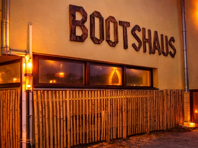 Außenansicht des Bootshaus am Kuhsee in Augsburg am Abend