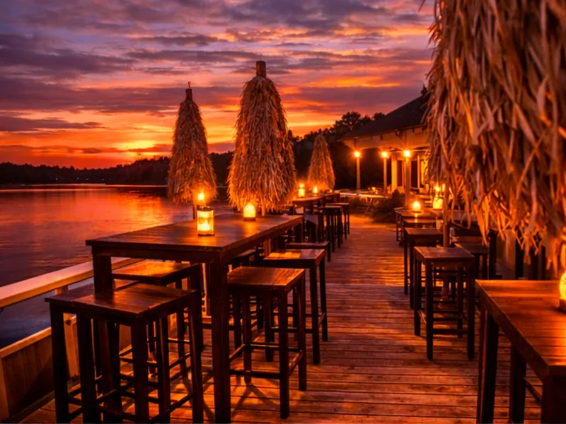 Terrasse des Bootshaus am Kuhsee bei Sonnenuntergang