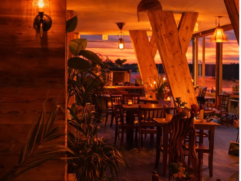 Innenbereich des Bootshaus am Kuhsee mit Blick nach draußen in der Dämmerung