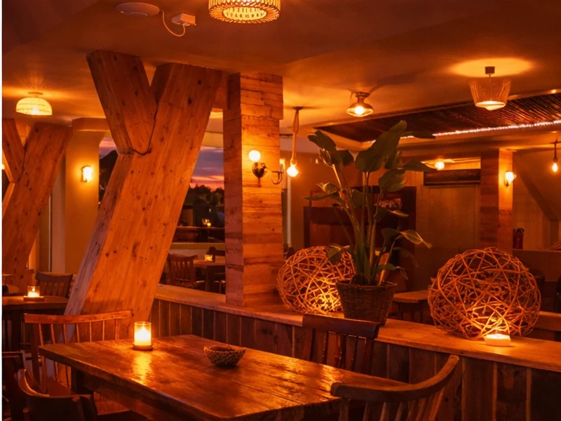 Innenbereich des Bootshaus am Kuhsee am Abend