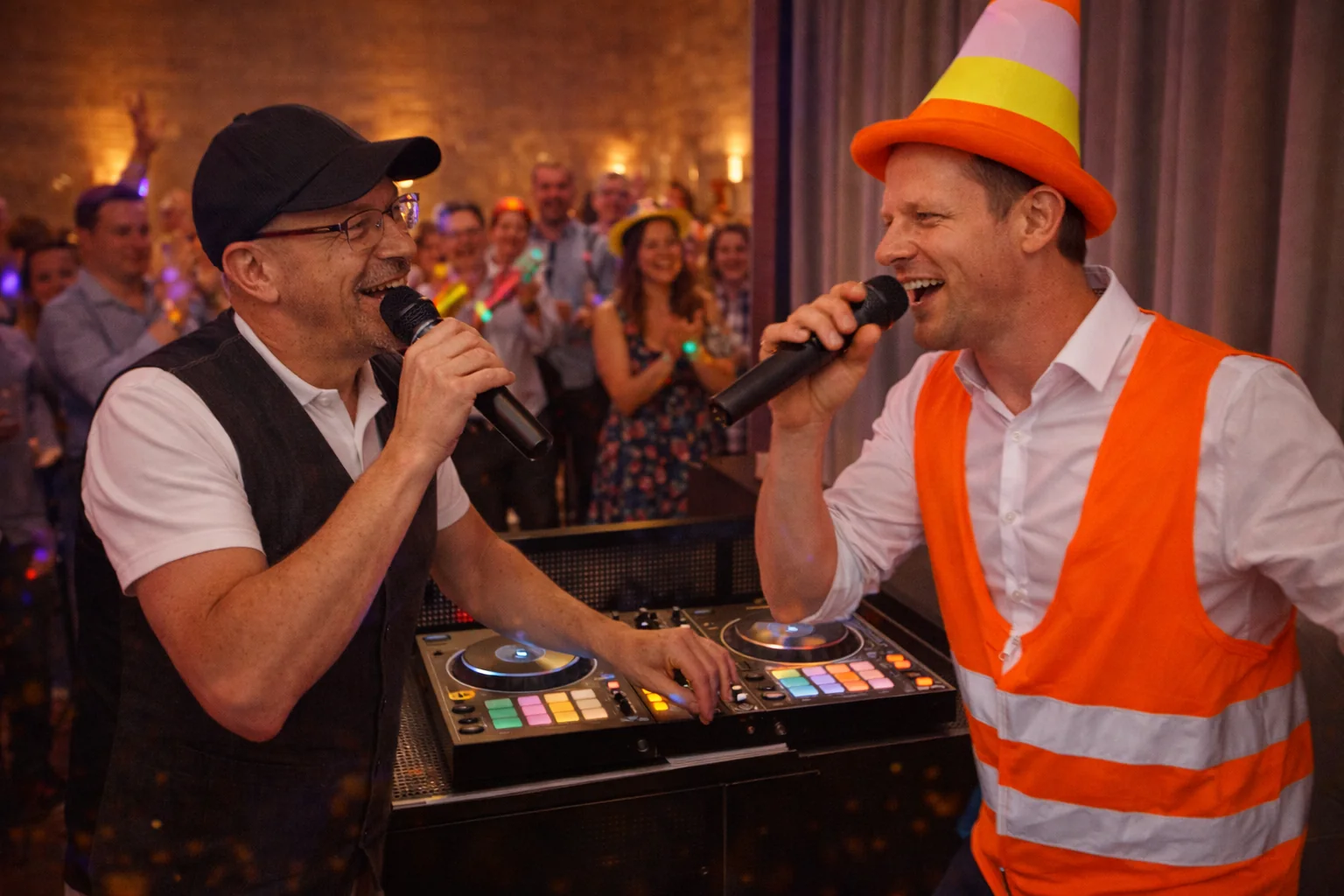 DJ Rico Cinsano singt beim Brautverziehen gemeinsam mit dem Bräutigam
