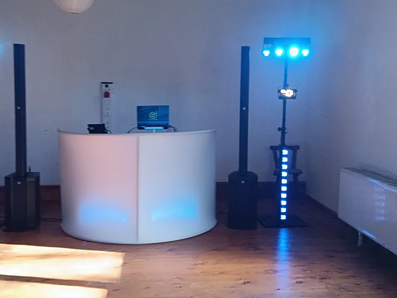 DJ Aufbau im Seifert am See Buxheim mit blauem Licht