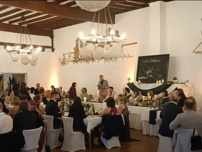 Festsaal im Seifert am See Buxheim mit Hochzeitsgästen
