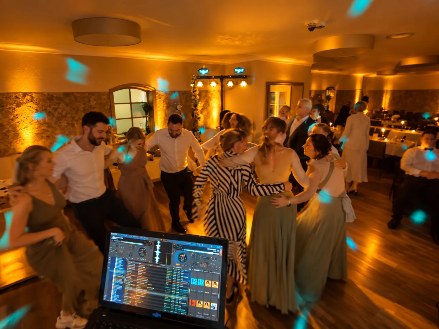 Tanzende Gäste im Saal des Brauereigasthofs Sankt Afra, im Vordergrund der Laptop am DJ-Pult