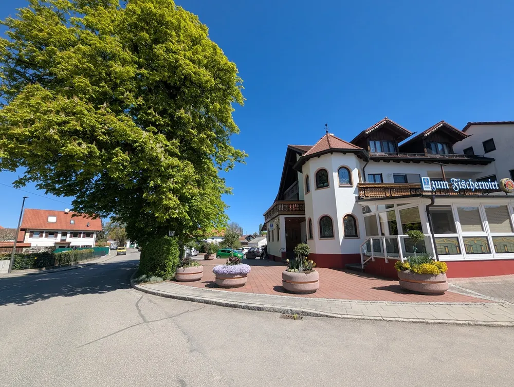 Gebäude des Gasthofs Zum Fischerwirt in Baindlkirch bei Sonnenschein