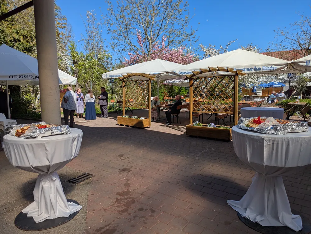 Empfang im Biergarten des Fischerwirt mit Stehtischen und Sonnenschirmen