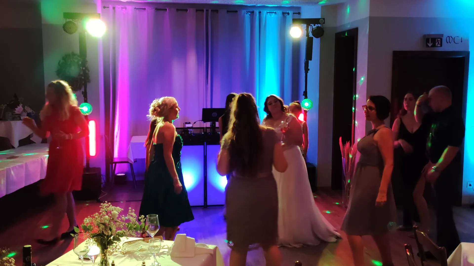 Tanzende Hochzeitsgäste im Saal des Landhausbräu Koller, dahinter das beleuchtete DJ-Pult