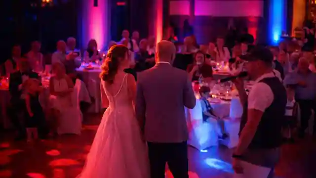 DJ und Brautpaar bei einem Hochzeitsspiel in Schwabmünchen