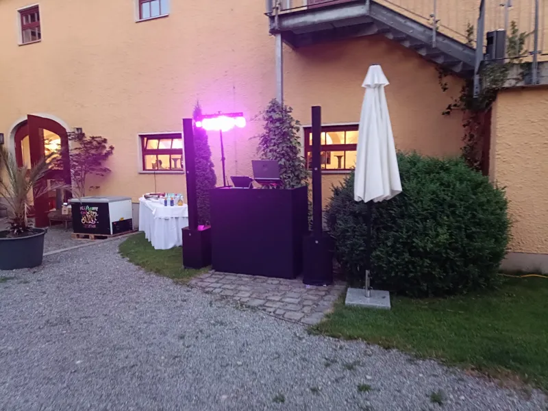 DJ-Setup im Hof des Gut Schwabhof am Abend