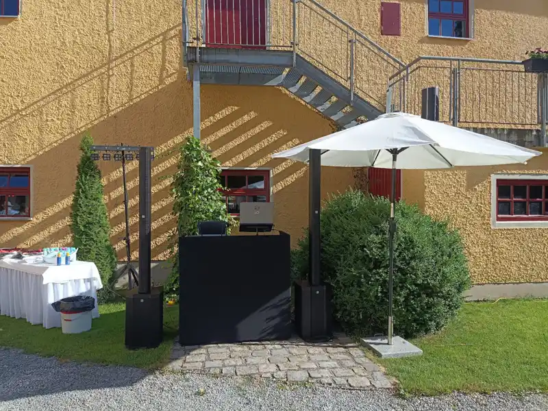 DJ-Setup im Hof des Gut Schwabhof bei Tageslicht