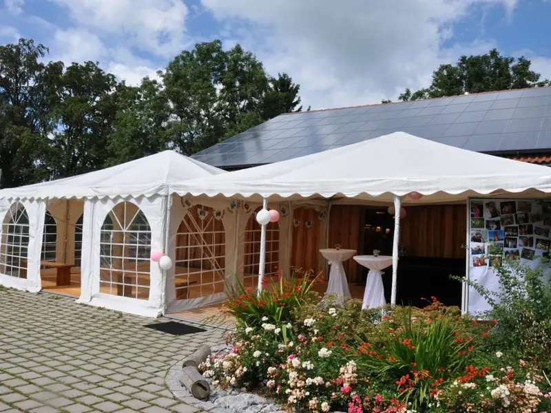 Hochzeits-DJ Berghof Riesen – weißes Festzelt am Berghof Riesen mit Hochzeitsempfang