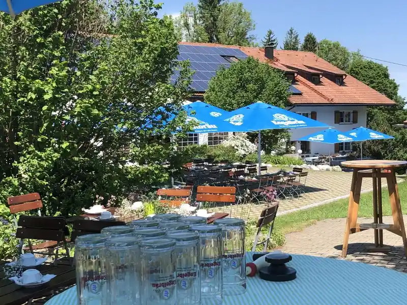 Biergarten des Berghof Riesen mit Engelbräu-Sonnenschirmen und Außenbestuhlung