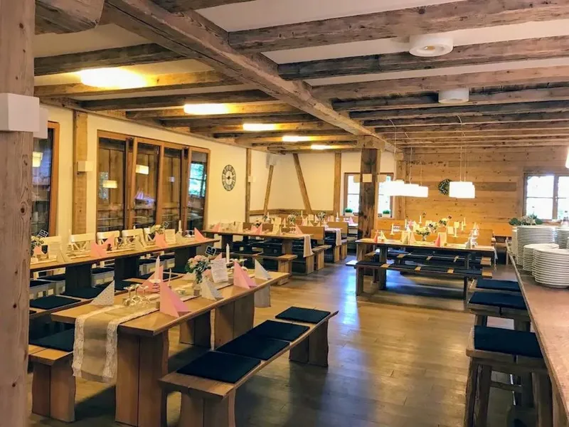 Hochzeits-DJ Berghof Riesen – gemütliche Lounge-Bar mit Altholzbalken und warmem Licht
