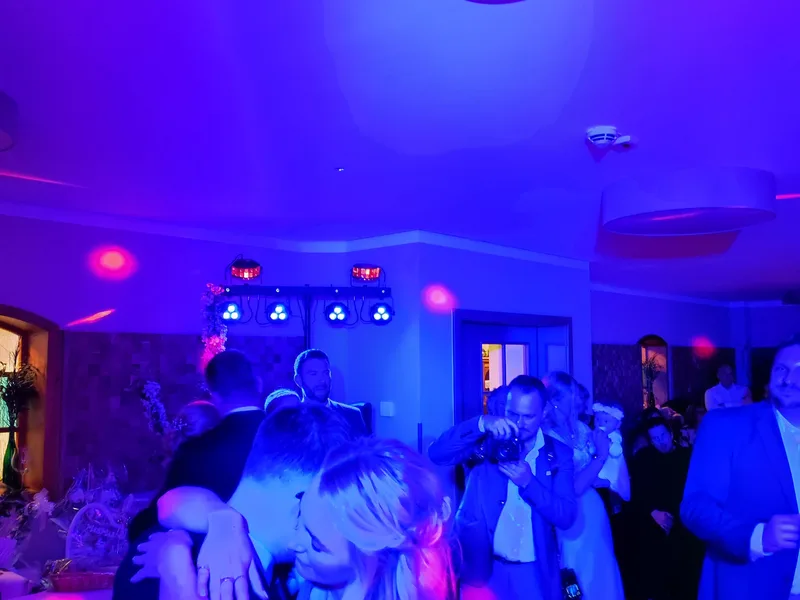 Tanzfläche mit feiernden Hochzeitsgästen unter blau-lilaner Partybeleuchtung – Hochzeits-DJ Rico Cinsano