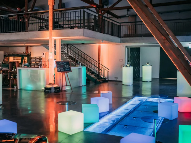 Raum mit Hochtischen im Depot29