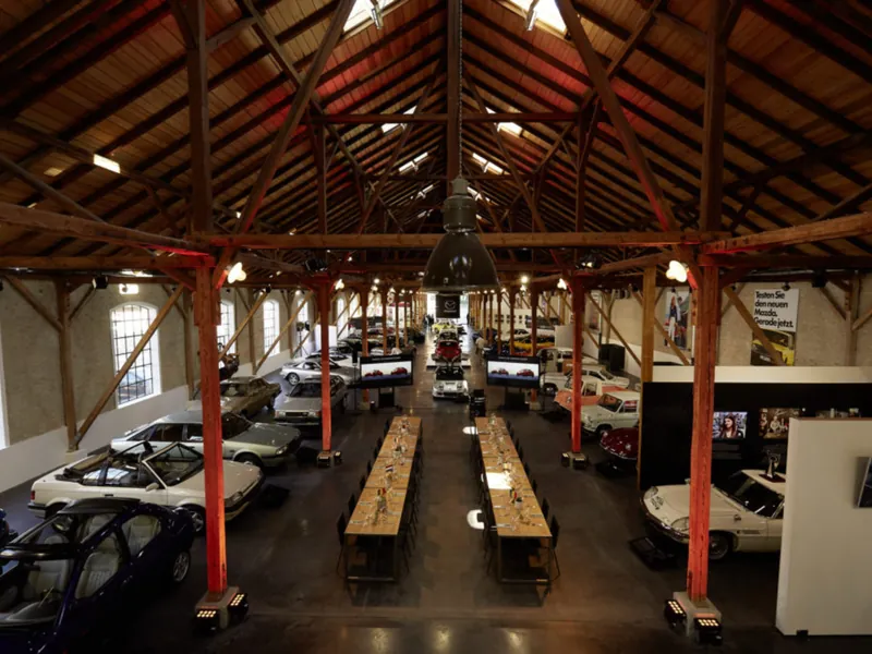 Tische vor den hohen Fenstern im Depot29