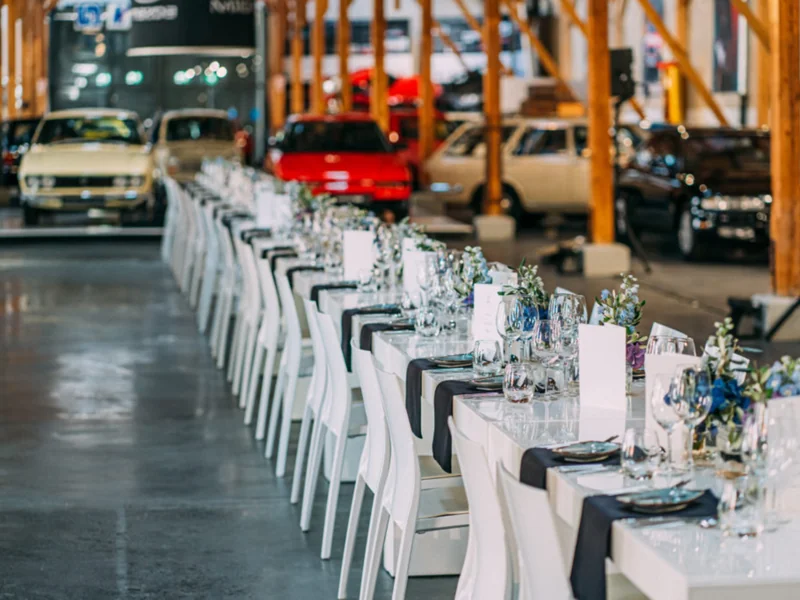 Lange Tafel im Depot29 mit Industriecharme