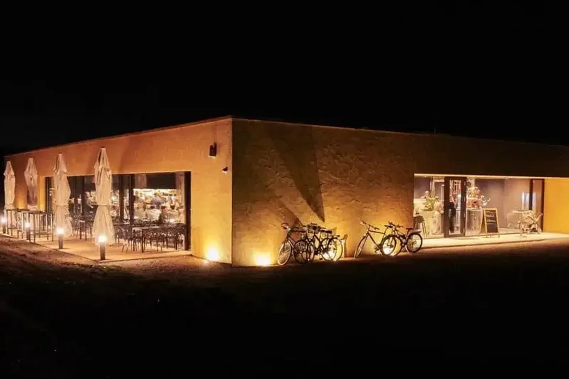 Singold Destillerie Wehringen bei Nacht – Außenansicht der Eventlocation
