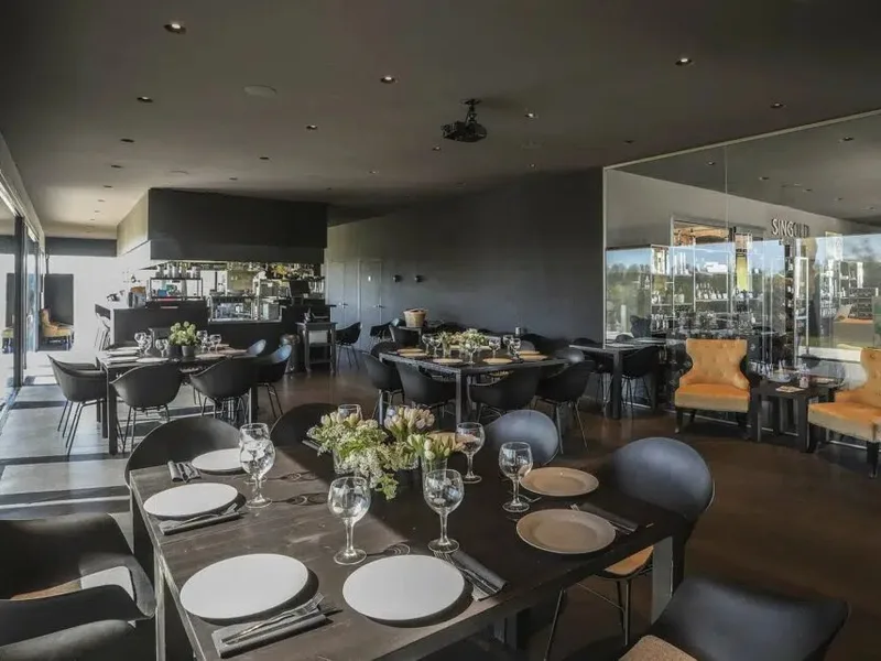 Innenbereich der Singold Destillerie Wehringen – gedeckte Tische