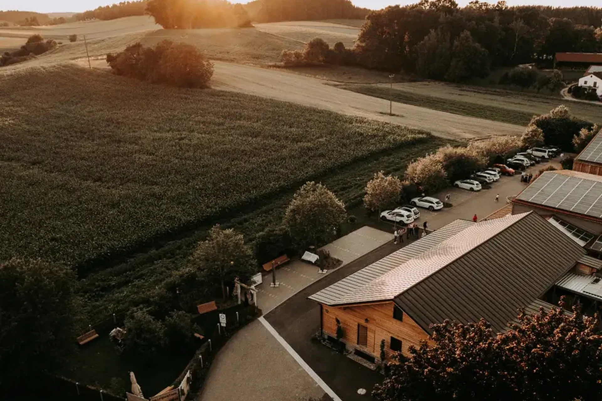 Grafenstadl Weichs Eventlocation – Drohnenaufnahme bei Sonnenuntergang über bayerischen Feldern im Landkreis Dachau