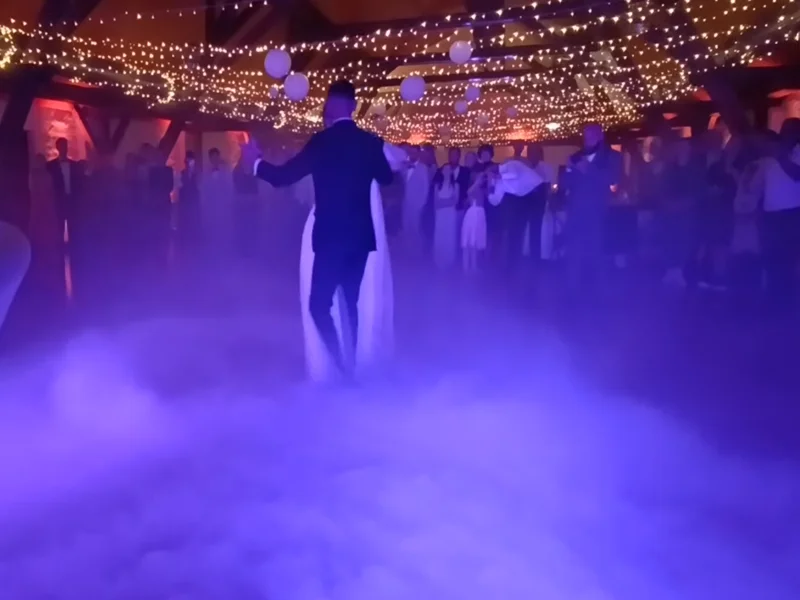 Hochzeitstanz mit Bodennebel im Gut Schwabhof